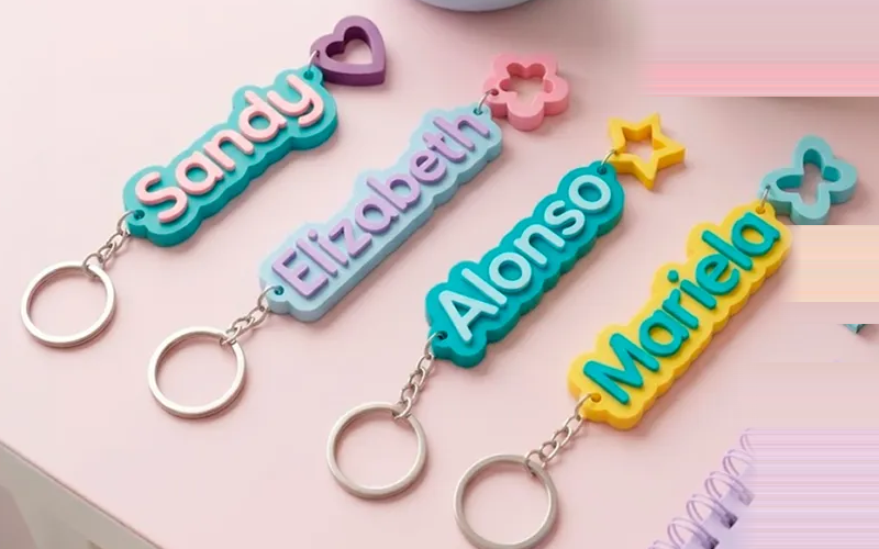 Chaveiros personalizados com nome em relevo