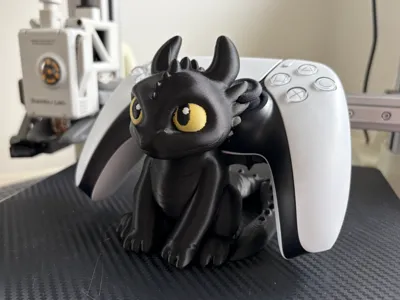 Suporte de controle em formato de dragão preto, segurando um controle de PlayStation 5