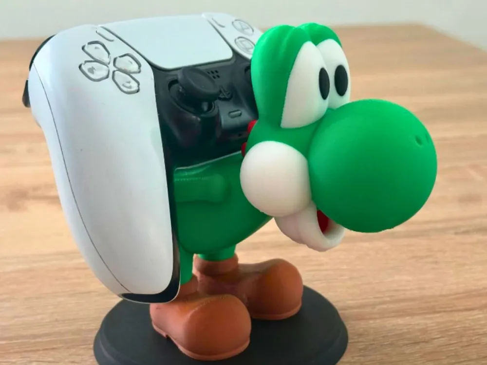 Suporte de controle em formato do Yoshi, segurando um controle de PlayStation 5