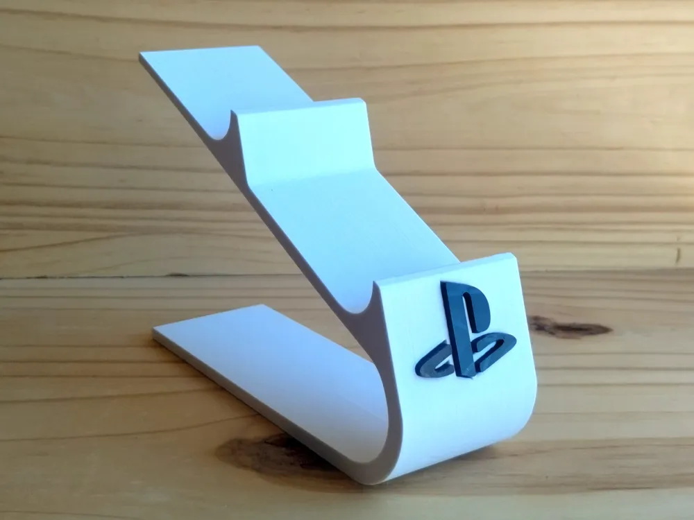 Suporte de controle branco em curva, com o logo do PlayStation em relevo